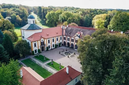 Historické zámek s parkem v Pardubickém kraji.