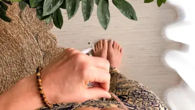 Měření břicha po porodu s páskou na podlaze.
