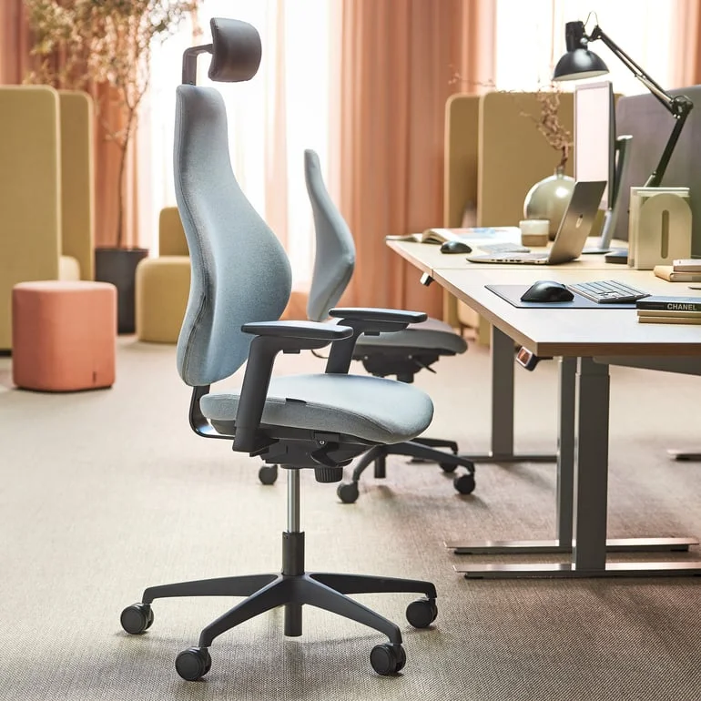 Ergonomická kancelářská židle s polštářem pro krk na snižování bolesti.