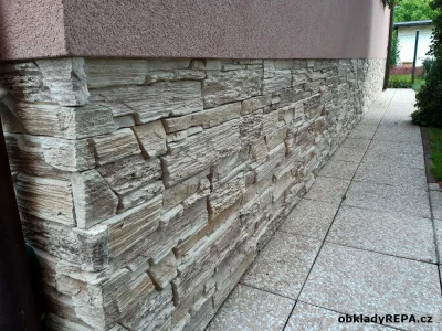 Příklad obkladu soklu z umělého kamene u domu.