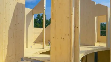 Stavba domu s použitím CLT panelů tvořících nosné stěny.