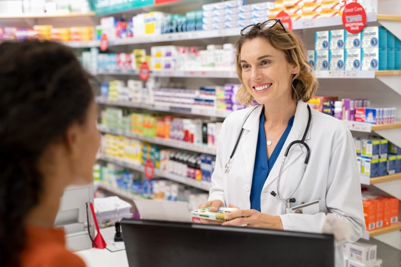 Farmaceutka porovnává léky s pacientem v drogerii.