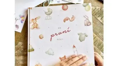 Ruka drží knihu s názvem pruni, která slouží pro výběr jména.