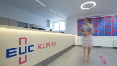 Přijímací pult v ordinaci s orientacním plánem na zdi.