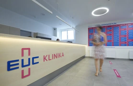 Vstup do ordinace s logem kliniky pro pacienta.