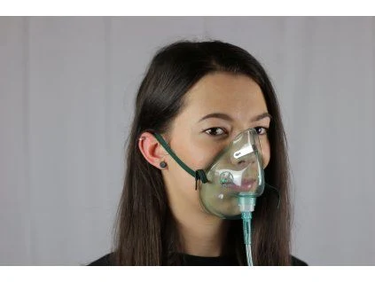 Žena s kyslíkovou maskou na obličeji pro léčbu dýchacích problémů.