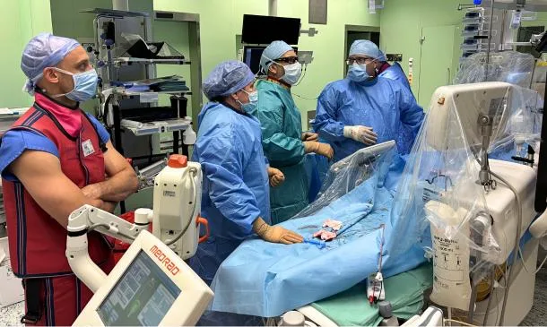 Tým lékařů v operační místnosti připravuje na operaci.