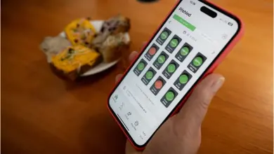 Smartfon s aplikací pro sledování zdraví a pohanková jídla.