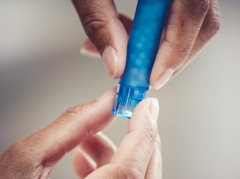 ruce drží modrý inhalátor, nevhodné pro žlutou rýmu u kojence