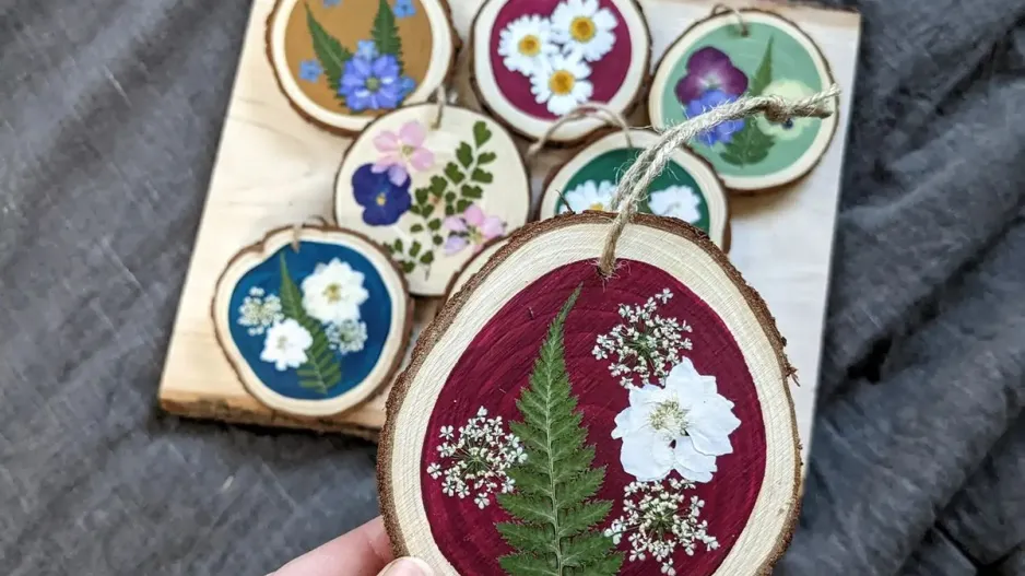 Rozetky z dřeva s vytištěnými květy pro zimní truhlíky.