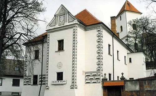 Historická bílá budova s věží v Mikulčicích.