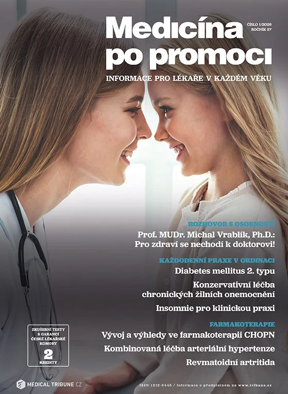 Lékař se usmívá na pacientku v ordinaci.