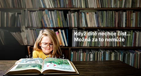 Dívka s brýlemi čte knihu v knihovně.