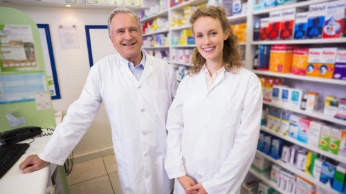 Lékař s farmaceutem v lékárně pro článek o dehydrataci.