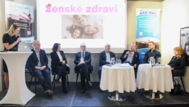 Panel lékařů na konferenci o ženském zdraví s prezentací