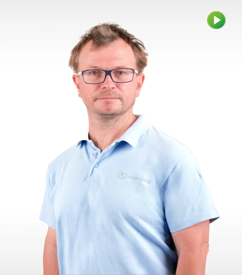 Muž v modrém tričku s logem společnosti.