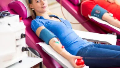 Žena dává krev v nemocnici pro diagnostiku anémie.