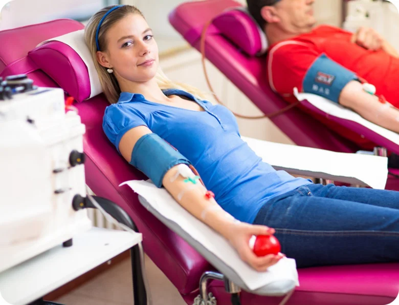 Žena dává krev v nemocnici pro diagnostiku anémie.