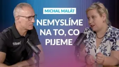 Dva lidé mluví do mikrofonů při rozhovoru o gastroskopii.