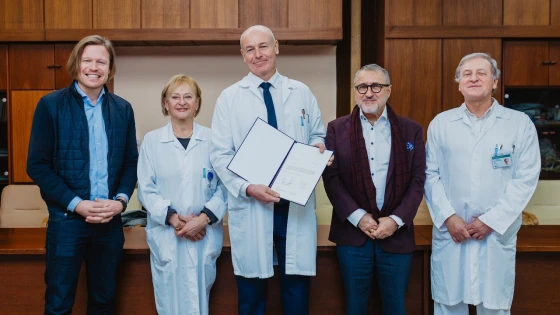 Tým lékařů s certifikátem v nemocničním prostředí.