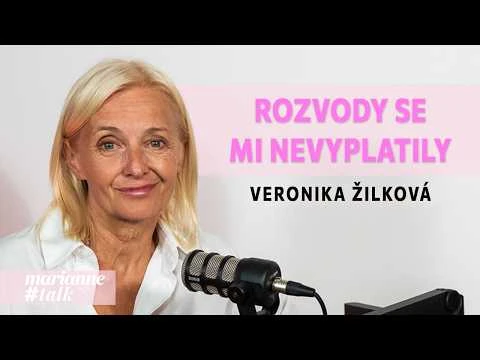 Blonďatá žena s šedými vlasy mluví do mikrofonu.