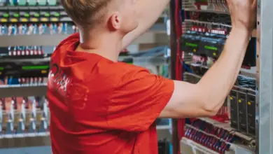Elektrikář zapojuje rozvaděč s moduly a kabely.