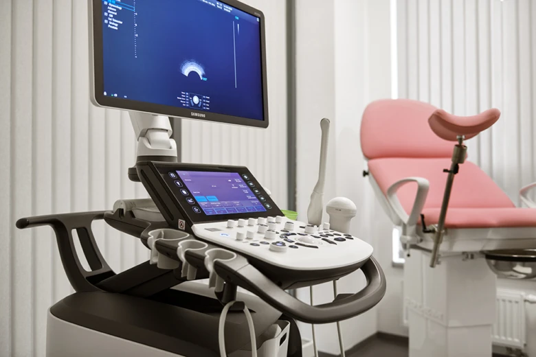 Ultrazvukový přístroj v ordinaci pro gynekologické vyšetření.