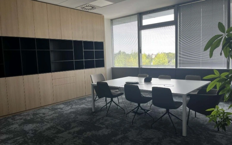 Moderní kancelářská místnost s konferenčním stolem pro diagnostiku.