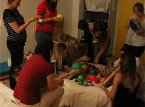 Skupina lidí se zapojuje do společné činnosti pro pacienty s demencí.