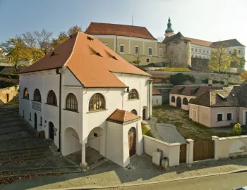 Historické budovy v Mikulčicích s červenými střechami.