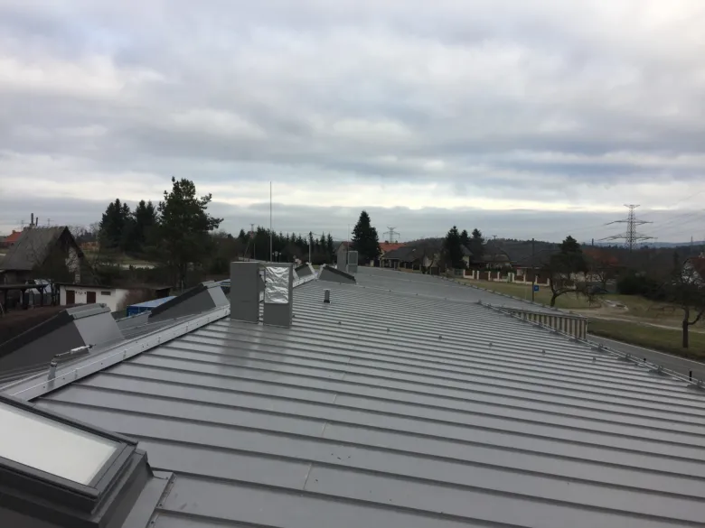 Nově oplechovaná střecha s ventilací a světlíkem.