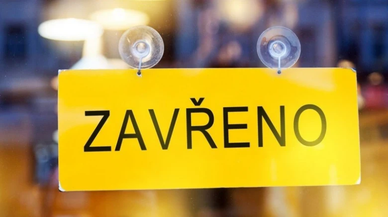 Žlutá tabule zavřeno na skle urologické ordinace