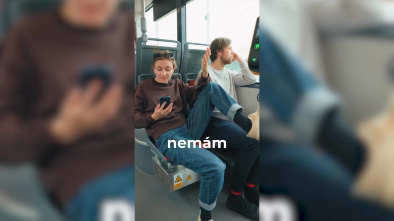 Dva dospívající sedící v dopravním prostředku během puberty.