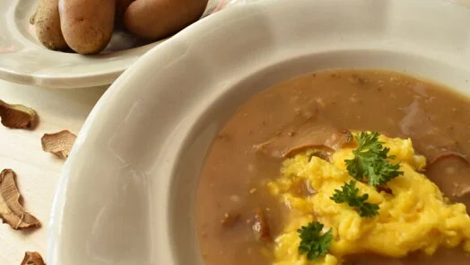 Kremová houbová polévka s bramborovým pyré a petrželkou.