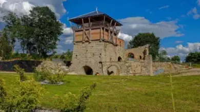 Zřícenina věže v Mikulčicích na pozadí modré oblohy.