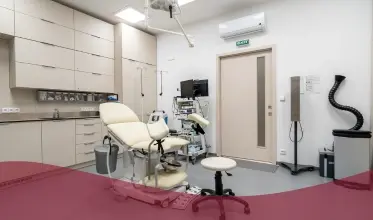 Moderní lékařská ordinace pro vyšetření žen s cystami vaječníků.