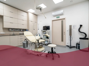 Moderní lékařská ordinace pro vyšetření žen s cystami vaječníků.