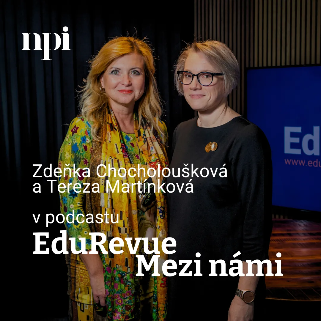Dvě ženy v studiu pro rozhovor o mobingu a bossingu.